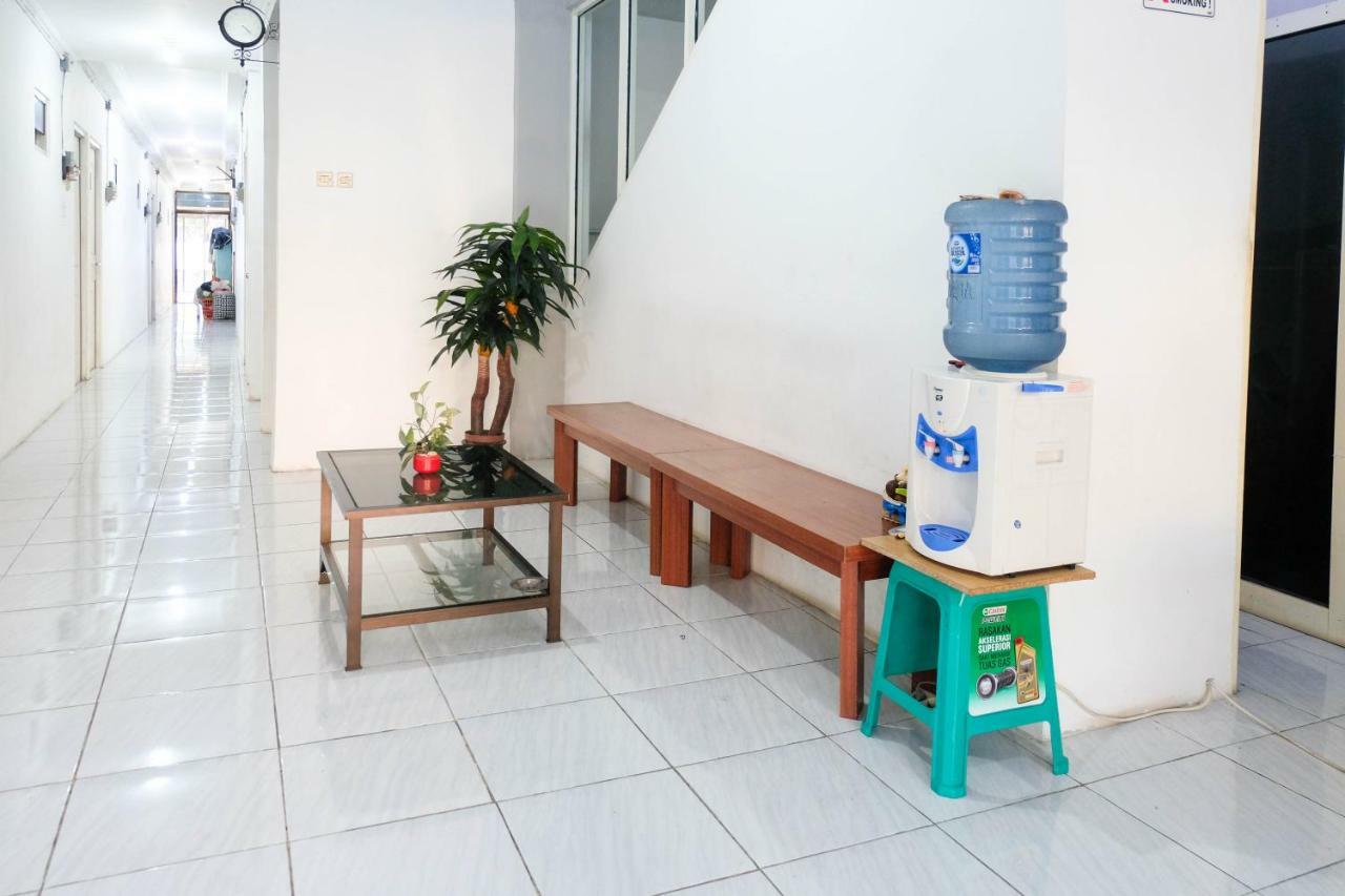 Reddoorz Near Ahmad Yani Airport 3 Hotell Semarang Exteriör bild