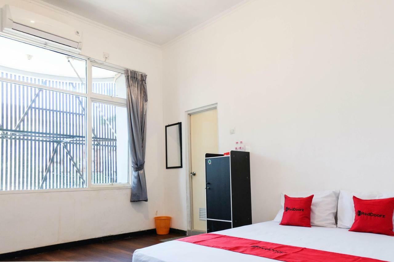 Reddoorz Near Ahmad Yani Airport 3 Hotell Semarang Exteriör bild