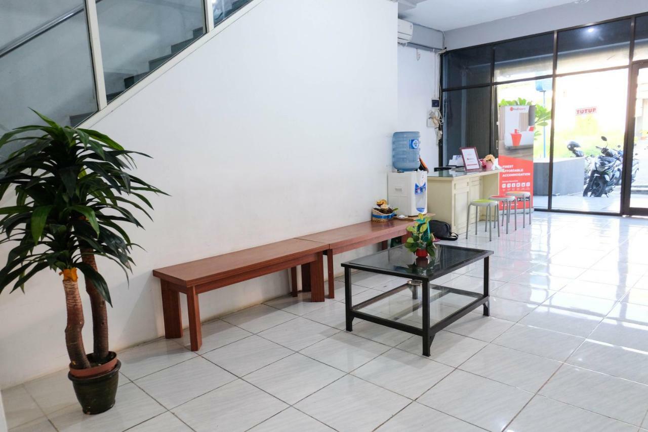 Reddoorz Near Ahmad Yani Airport 3 Hotell Semarang Exteriör bild