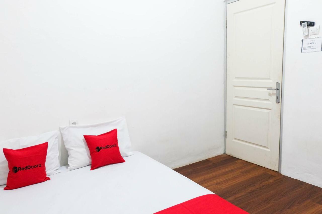 Reddoorz Near Ahmad Yani Airport 3 Hotell Semarang Exteriör bild