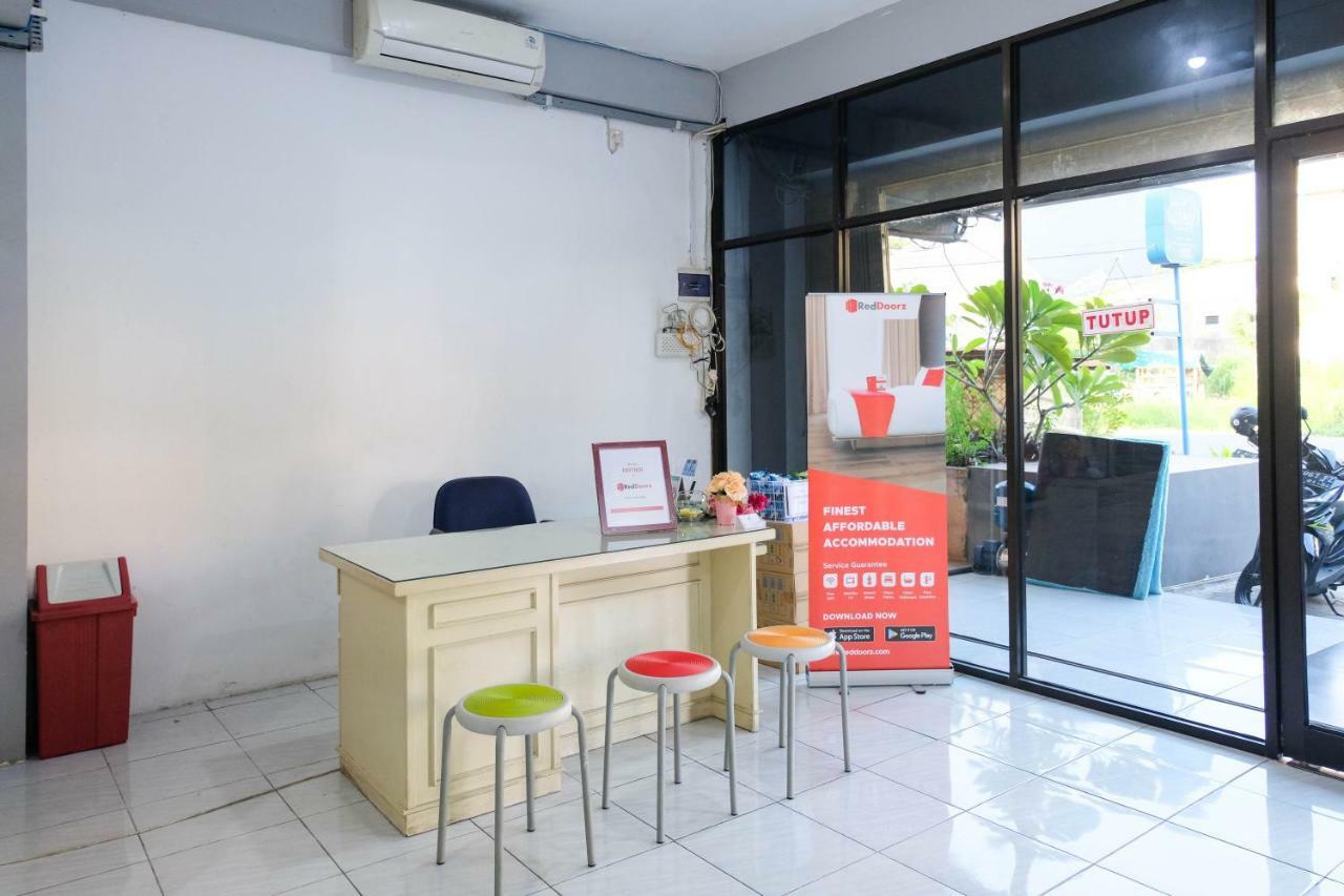 Reddoorz Near Ahmad Yani Airport 3 Hotell Semarang Exteriör bild
