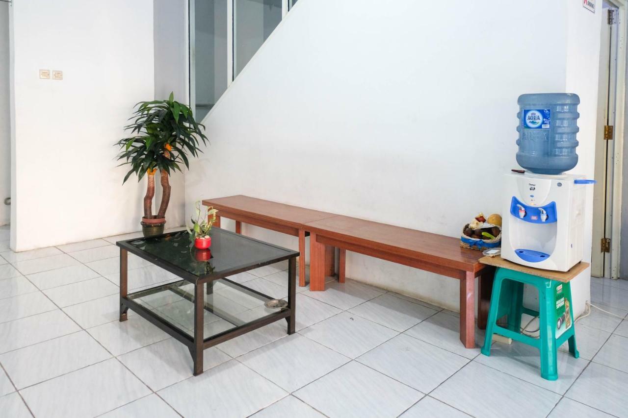 Reddoorz Near Ahmad Yani Airport 3 Hotell Semarang Exteriör bild