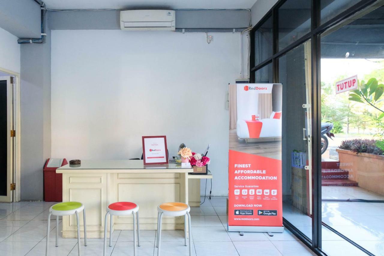 Reddoorz Near Ahmad Yani Airport 3 Hotell Semarang Exteriör bild
