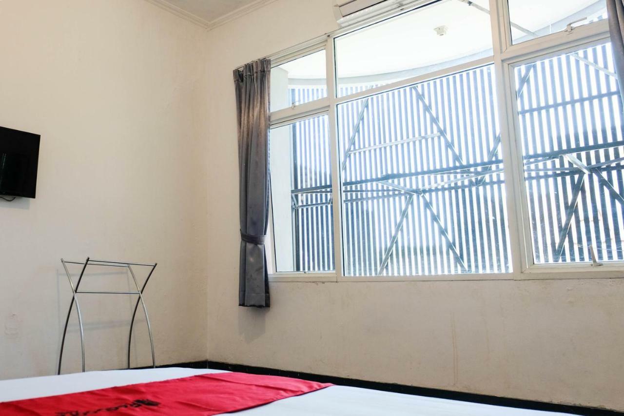 Reddoorz Near Ahmad Yani Airport 3 Hotell Semarang Exteriör bild