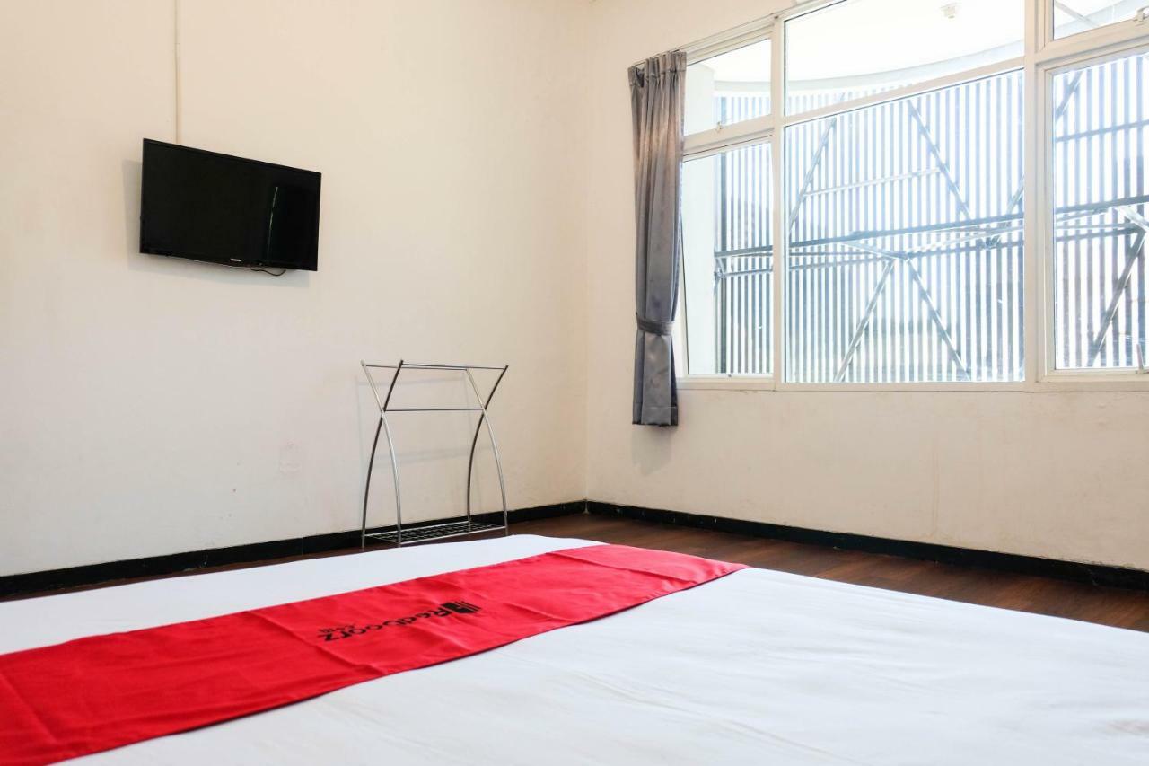 Reddoorz Near Ahmad Yani Airport 3 Hotell Semarang Exteriör bild