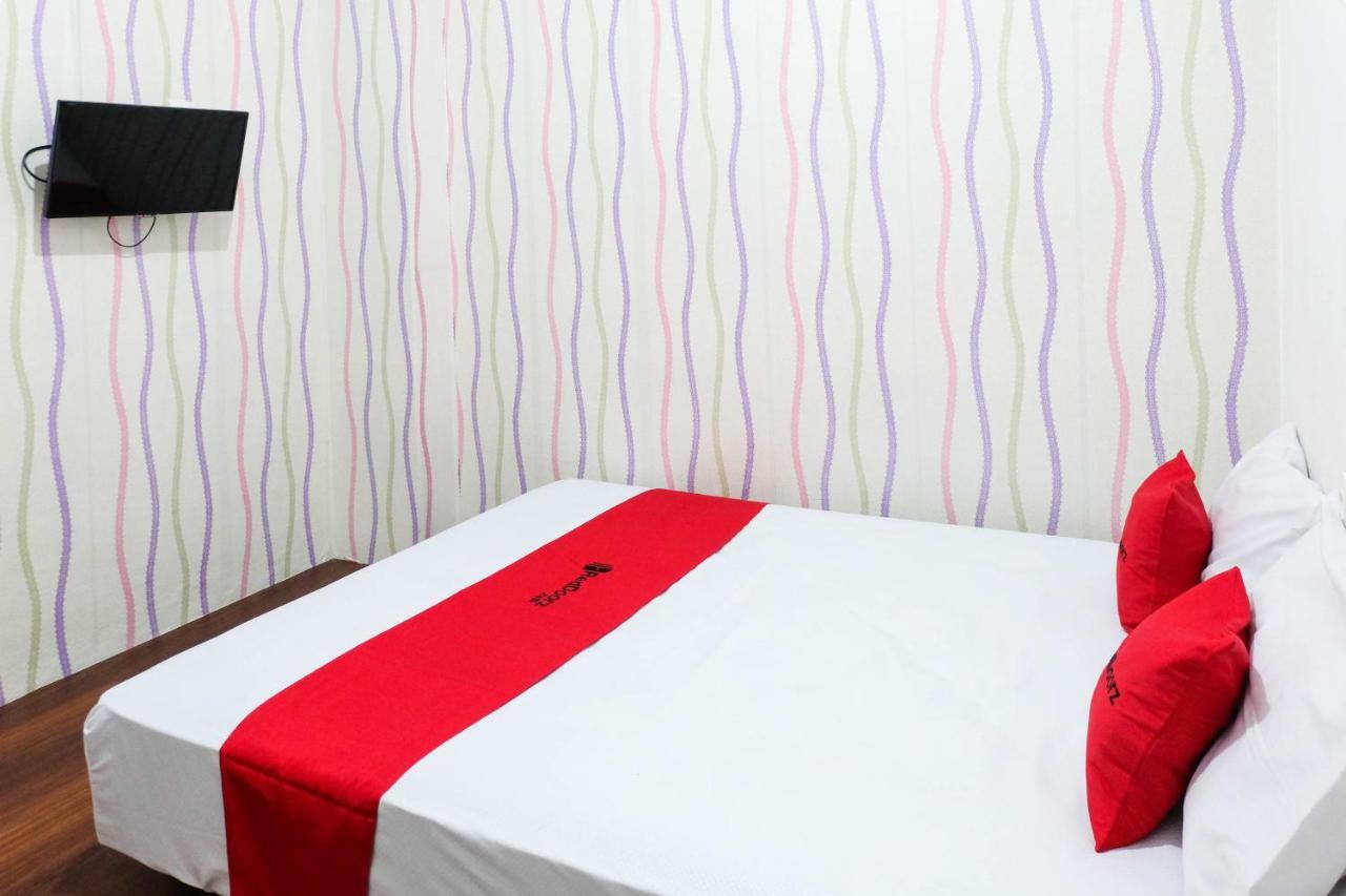 Reddoorz Near Ahmad Yani Airport 3 Hotell Semarang Exteriör bild