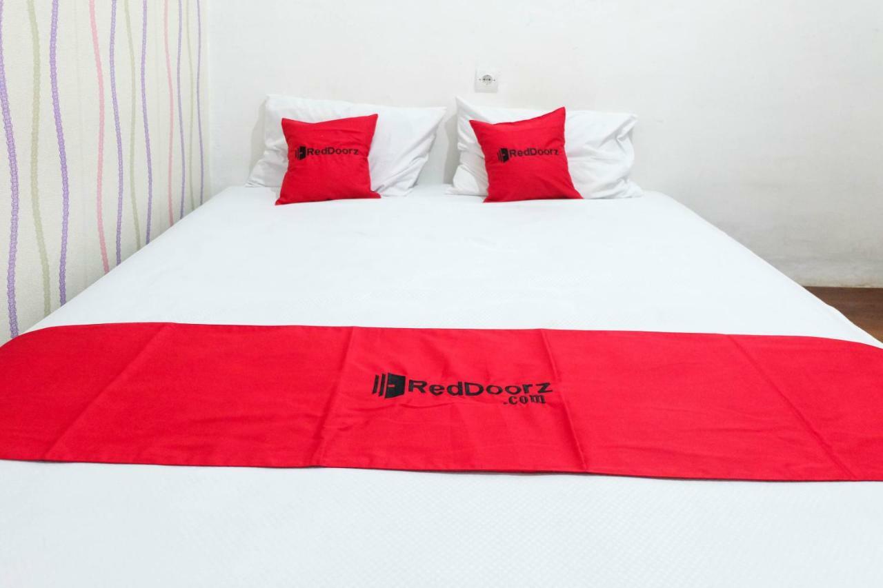 Reddoorz Near Ahmad Yani Airport 3 Hotell Semarang Exteriör bild